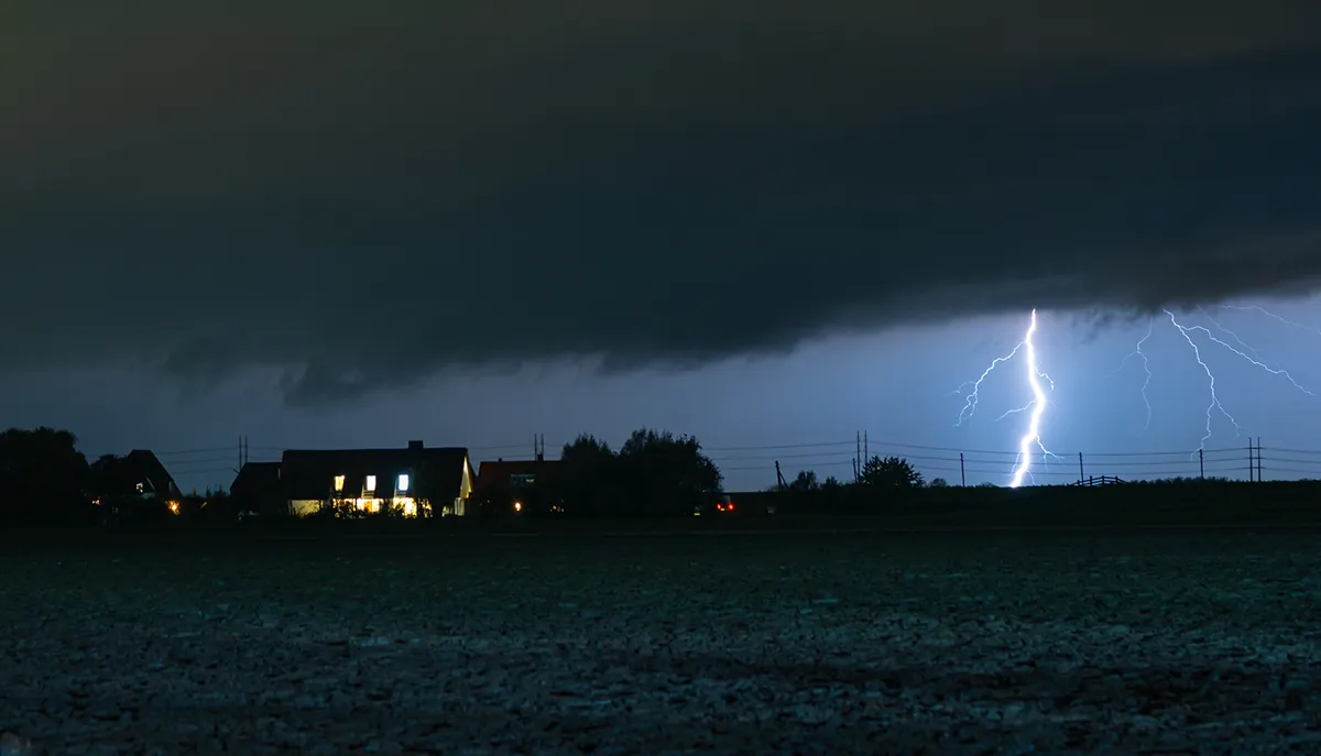 Udar strele zanetil požar na kmetiji, poginilo osem telet