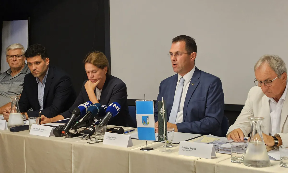 Ministrica za infrastrukturo Alenka Bratušek in blejski župan Anton Mežan