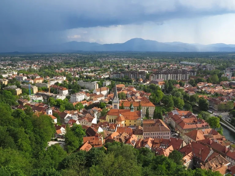 Slovenijo zajele krajevne nevihte, ki bodo do popoldneva predvidoma ponehale