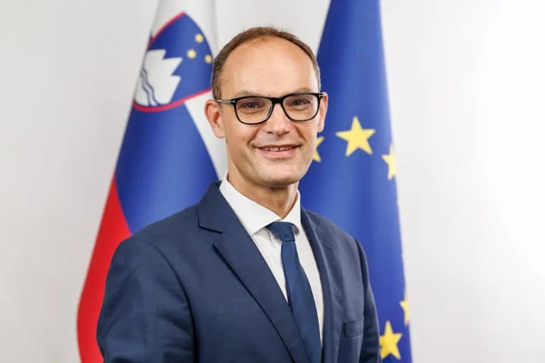 Logar ostro nad manever s Progrosom: »Gre za norčevanje iz delavcev in države«