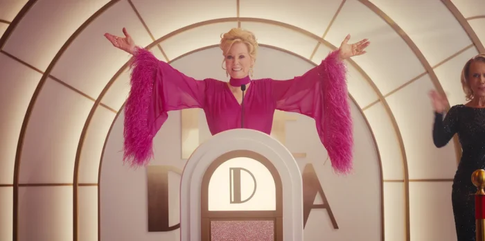 Hacks, 5. sezona: Zadnje dejanje Deborah Vance je oster, eleganten in presenetljivo čustven televizijski finale