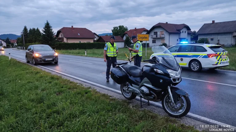 Motorist po nesreči v Logatcu umrl: Policija preiskuje nepravilno prehitevanje voznice
