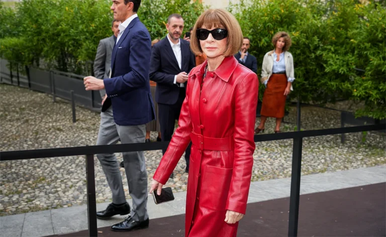 Anna Wintour v Milanu stavila na živo rdečo