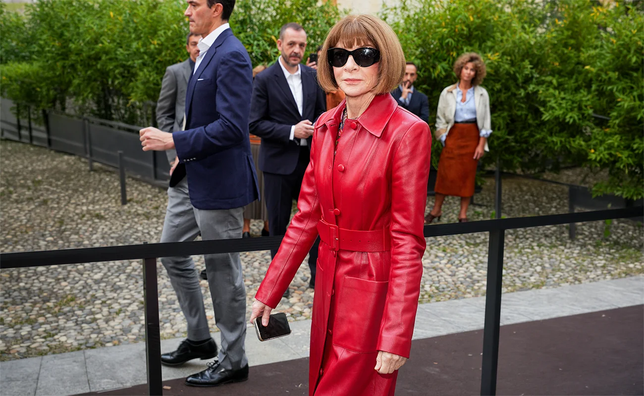 Anna Wintour v rdečem plašču na reviji Tod’s