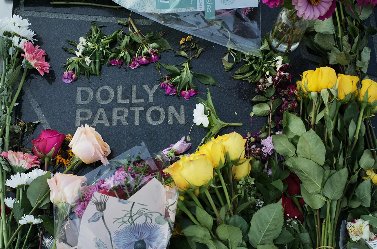 Dolly Parton so položili k možu