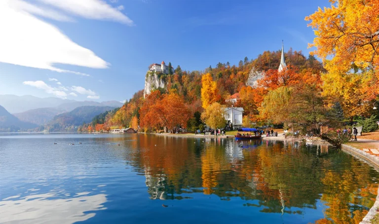 Kam po jesenske barve? Bled je najlepši, ko se poletni vrvež umakne